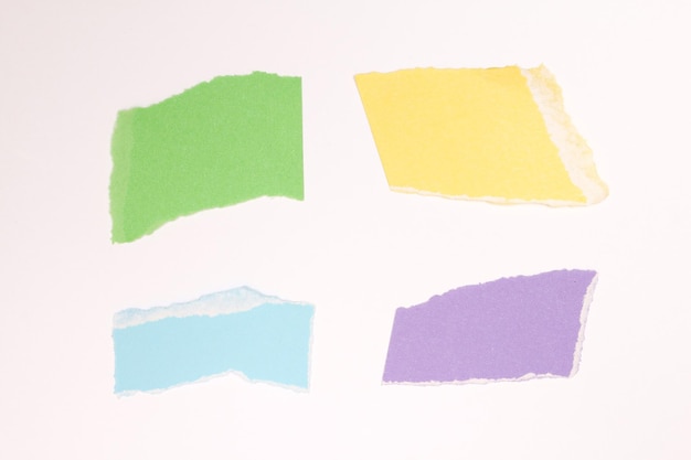 Sfondio realistico del disegno in carta strappata