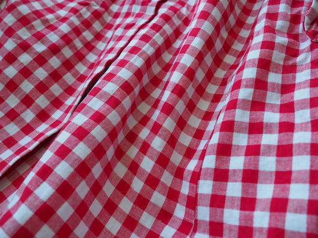 Sfondo a scacchi rosso e bianco con quadrati a righe per coperta da picnic tovaglia camicia a quadri e tessuto Tessuto trama Tessuto di cotone in quadrato rosso e bianco stropicciato e piegato a onde