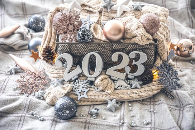 Sfondo accogliente di Natale con numeri 2023 e dettagli decorativi