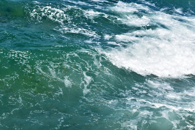 Sfondo, acqua blu limpida dell'oceano