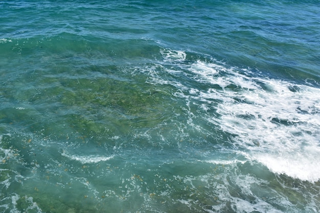 Sfondo, acqua blu limpida dell'oceano