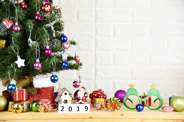 Sfondo albero di Natale e 2019 sfondo di felice anno nuovo