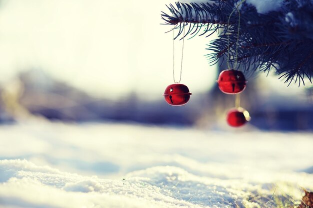 Sfondo albero di Natale e decorazioni natalizie con neve sfocata scintille incandescente Felice anno nuovo e tema Natale