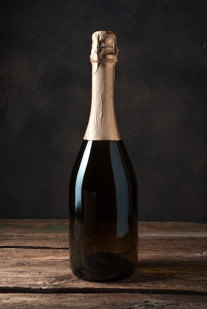 Sfondo alcolico, champagne senza etichetta su fondo in legno
