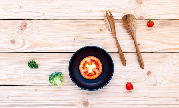 Sfondo alimentare e concetto di insalata con ingredienti crudi piatto su sfondo di legno bianco