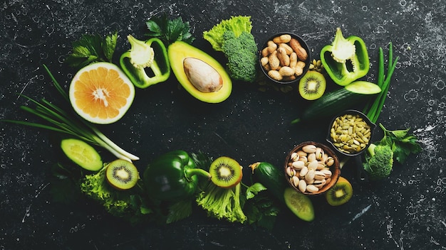 Sfondo alimentare Set di cibo su un vecchio sfondo nero Il concetto di un'alimentazione sana Vista dall'alto Spazio libero per il testo