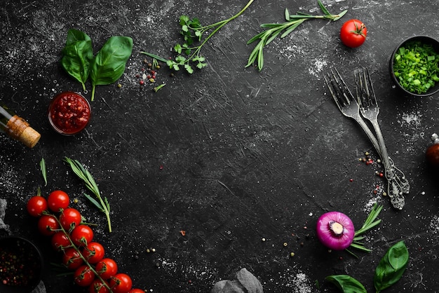 Sfondo alimentare Spezie di verdure e utensili da cucina sul vecchio tavolo Spazio per la copia gratuito