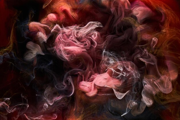 Sfondo astratto con inchiostro nero rosso Sfondo di vernice acrilica per profumi cosmetici con narghilè Misteriose nuvole di fumo nebbia colorata