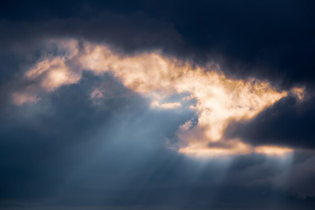 Sfondo astratto con incredibile cielo drammatico al tramonto I raggi del sole che brillano attraverso le nuvole