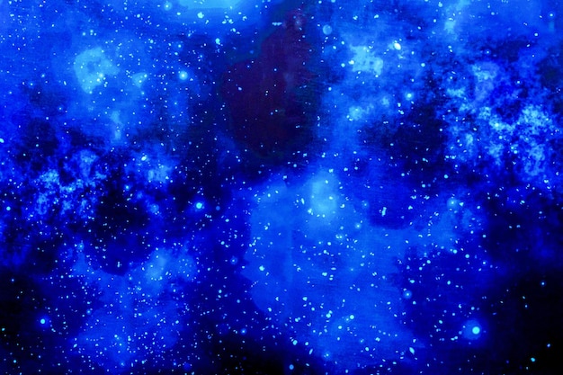 Sfondo astratto cosmico blu con punti luce di nebulose e punti bianchi di stelle