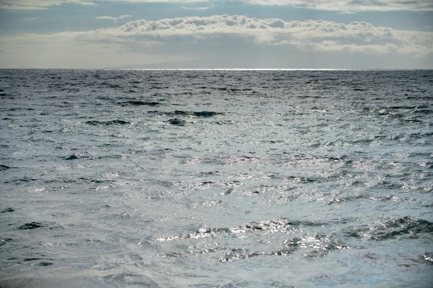 Sfondo astratto della natura del mare Onde d'acqua alla luce del sole con spazio di copia Spiaggia tropicale Luogo di irrigazione Aqua superficie dell'acqua di mare