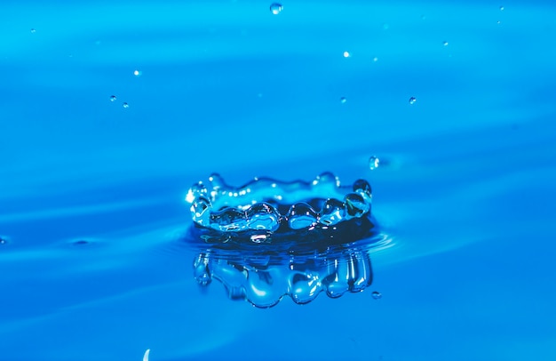 sfondo astratto di goccia di acqua blu che cade verso il basso