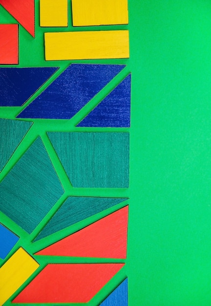 Sfondo astratto. Forme geometriche in diversi colori su uno sfondo verde. Il concetto di pensiero logico.