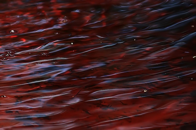 sfondo astratto increspature sull'acqua / flusso marrone, struttura dell'acqua colore marrone sulla palude, torba