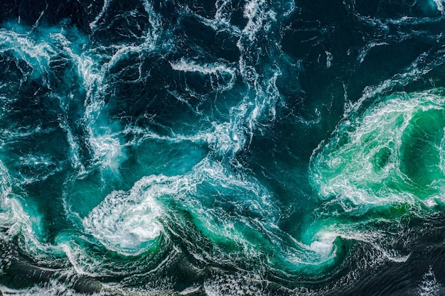 Sfondo astratto. Le onde dell'acqua del fiume e del mare si incontrano durante l'alta e la bassa marea. I vortici del vortice di Saltstraumen, Nordland, Norvegia