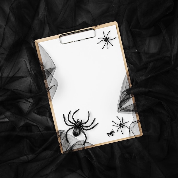 Sfondo astratto nero con appunti e ragni, concetto per Halloween