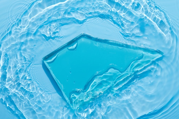 Sfondo astratto superficie blu acqua Onde e increspature della texture cosmetica idratante aqua con bolle e vetro di ghiaccio trasparente all'interno