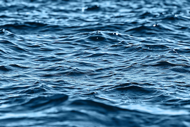 sfondo astratto, texture mare blu acqua, onde e increspature sull'oceano, carta da parati con motivo marino