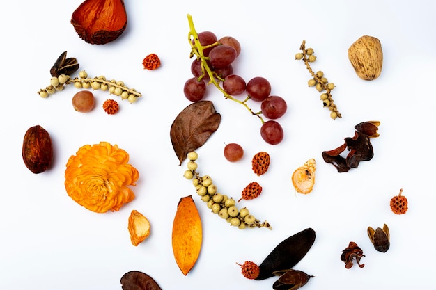 Sfondo autunnale con fiocco d'uva e foglie secche e fiori