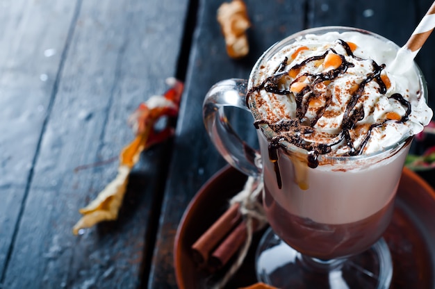 Sfondo autunnale con tazza di caffè caldo