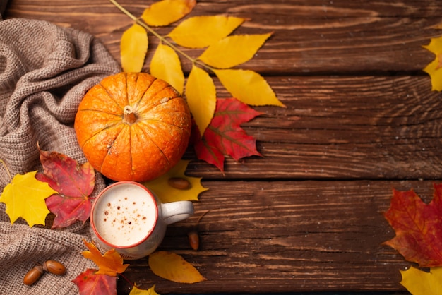 Sfondo autunno con foglie, zucca e caffè