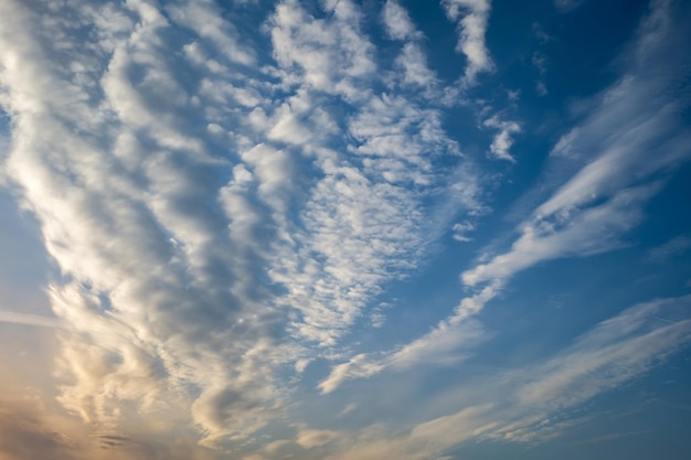 Sfondo azzurro con minuscole nuvole a strisce di cirrus Stratus Giornata di schiarimento e bel tempo ventoso