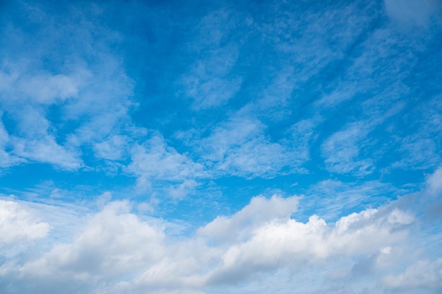 Sfondo azzurro con nuvole. Nubi del cielo