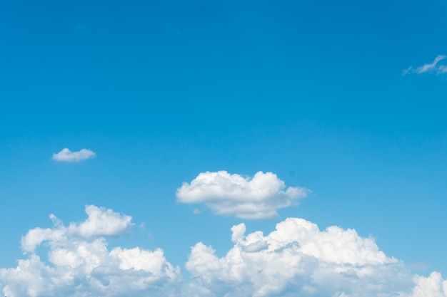 Sfondo azzurro del cielo con belle nuvole