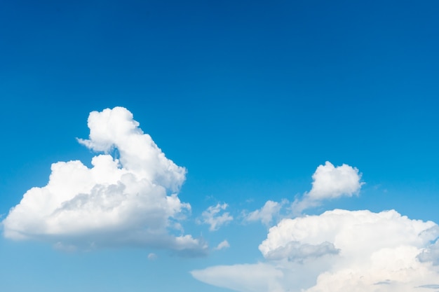 Sfondo azzurro del cielo con belle nuvole