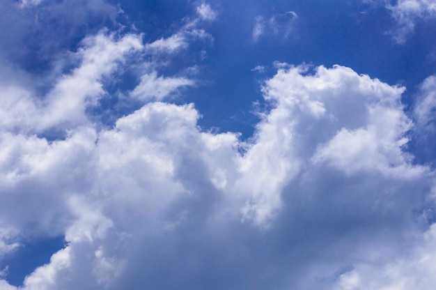 Sfondo azzurro del cielo con le nuvole. Cielo del Brasile.