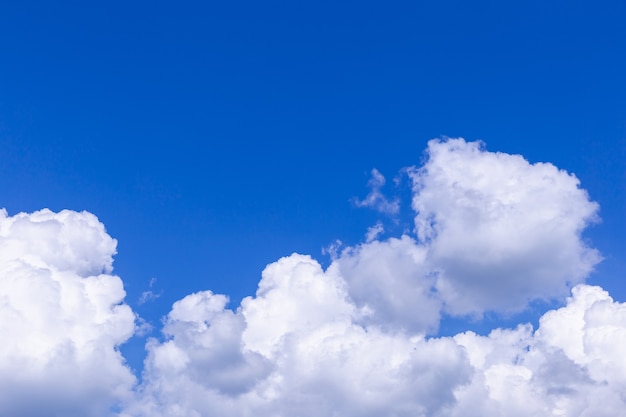 Sfondo azzurro del cielo con le nuvole