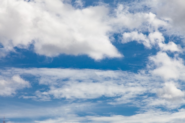 Sfondo azzurro del cielo con le nuvole.