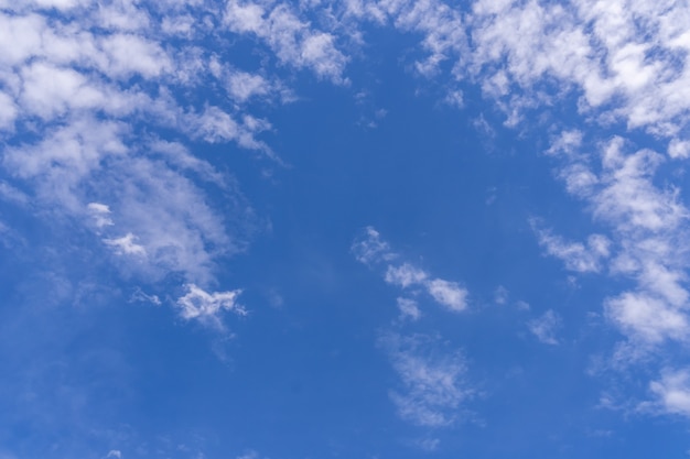 Sfondo azzurro del cielo con nuvole bianche