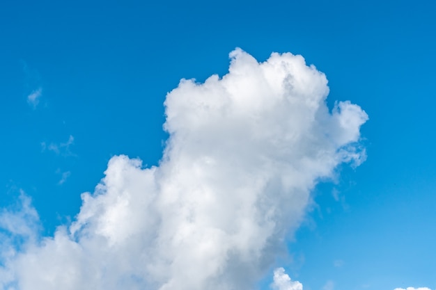 Sfondo azzurro del cielo con nuvole bianche