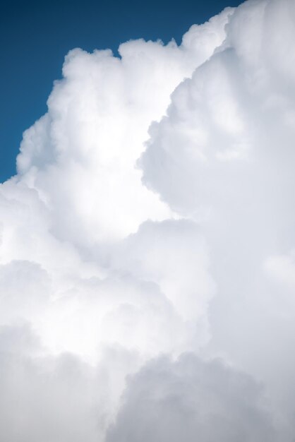 sfondo azzurro del cielo con nuvole minuscole Cloudscape Cielo azzurro e nuvole bianche panorama ampio