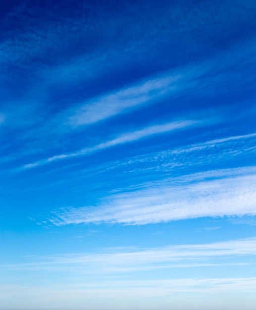 Sfondo azzurro del cielo con nuvole minuscole