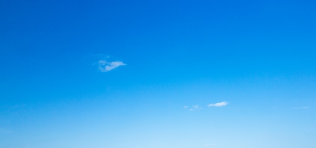 Sfondo azzurro del cielo con nuvole minuscole.