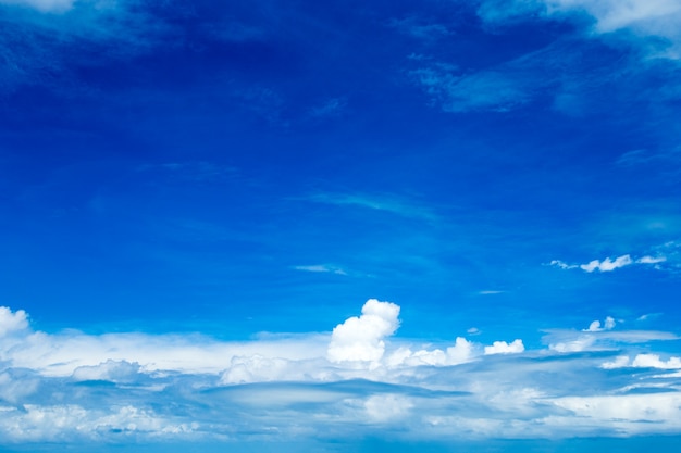 Sfondo azzurro del cielo con nuvole minuscole