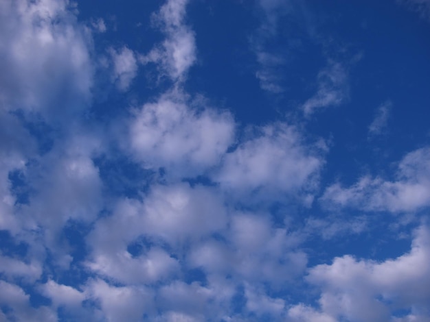 Sfondo azzurro del cielo con nuvole nel pomeriggio.