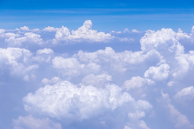 Sfondo azzurro del cielo con piccole nuvole