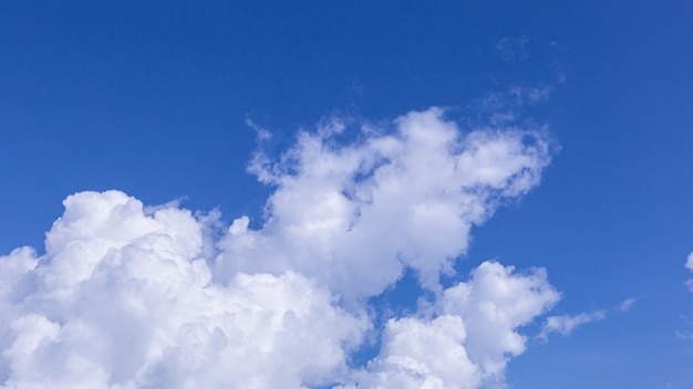 Sfondo azzurro del cielo con piccole nuvole