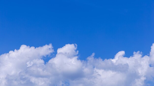 Sfondo azzurro del cielo con piccole nuvole