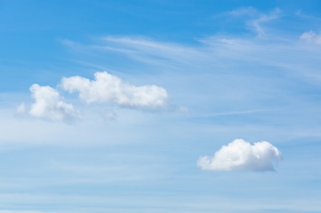 Sfondo azzurro del cielo con piccole nuvole