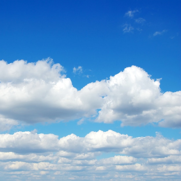 Sfondo azzurro del cielo con piccole nuvole