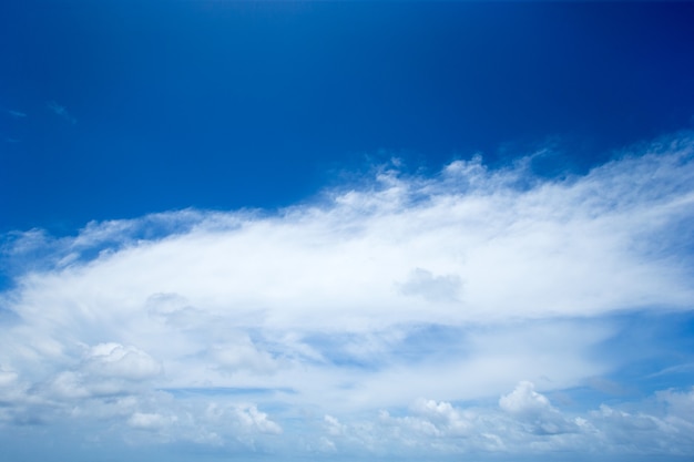 Sfondo azzurro del cielo con piccole nuvole