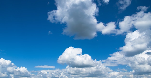 Sfondo azzurro del cielo con piccole nuvole