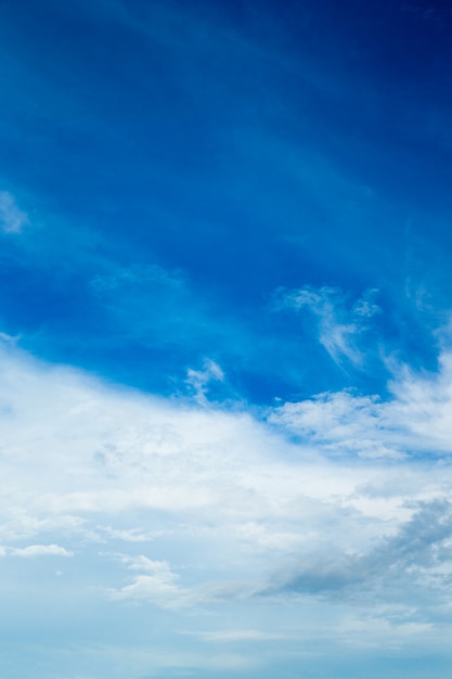 Sfondo azzurro del cielo con piccole nuvole