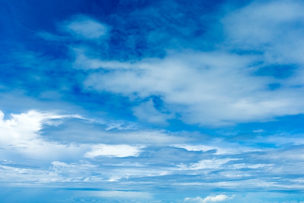 Sfondo azzurro del cielo con piccole nuvole