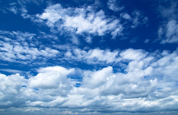 Sfondo azzurro del cielo con piccole nuvole