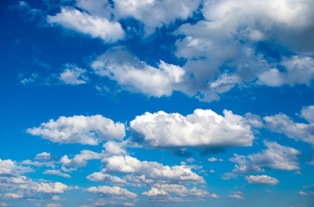 Sfondo azzurro del cielo con piccole nuvole